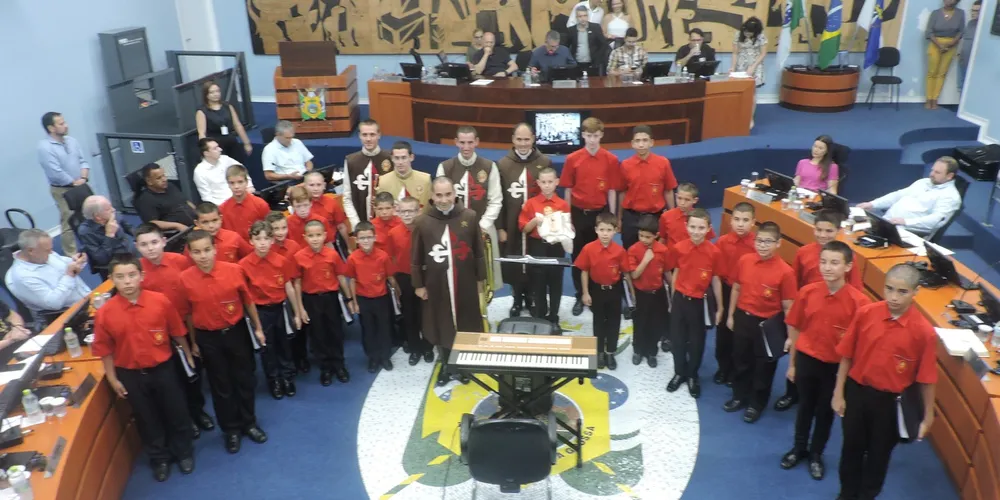 O coral infantil dos Arautos do Evangelho se apresentou no encerramento das sessões ordinárias da Câmara Municipal de Ponta Grossa (CMPG)