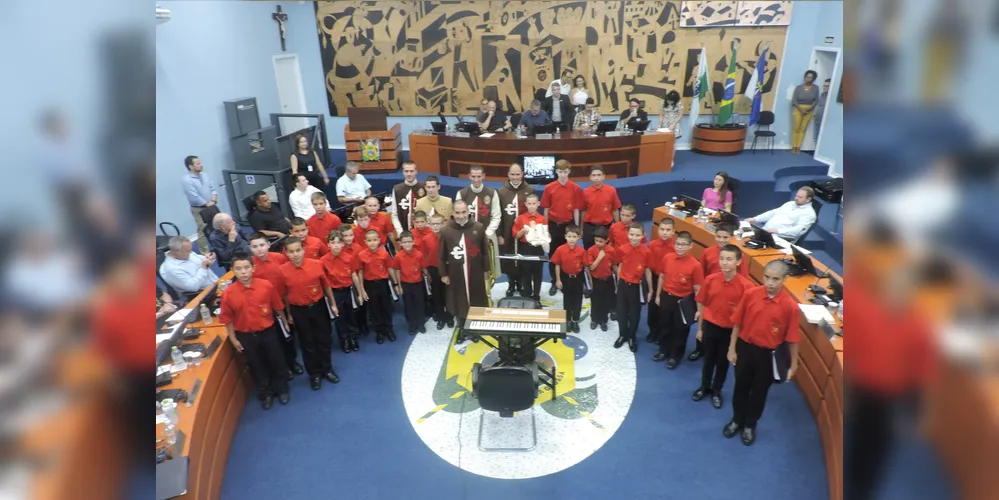 O coral infantil dos Arautos do Evangelho se apresentou no encerramento das sessões ordinárias da Câmara Municipal de Ponta Grossa (CMPG)