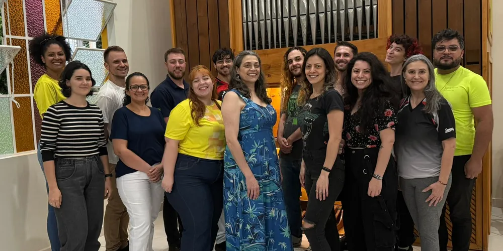 Coro Cidade de Ponta Grossa durante ensaio ao lado do órgão de tubos do Instituto João XXIII