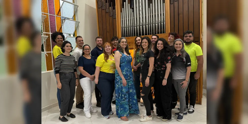 Coro Cidade de Ponta Grossa durante ensaio ao lado do órgão de tubos do Instituto João XXIII