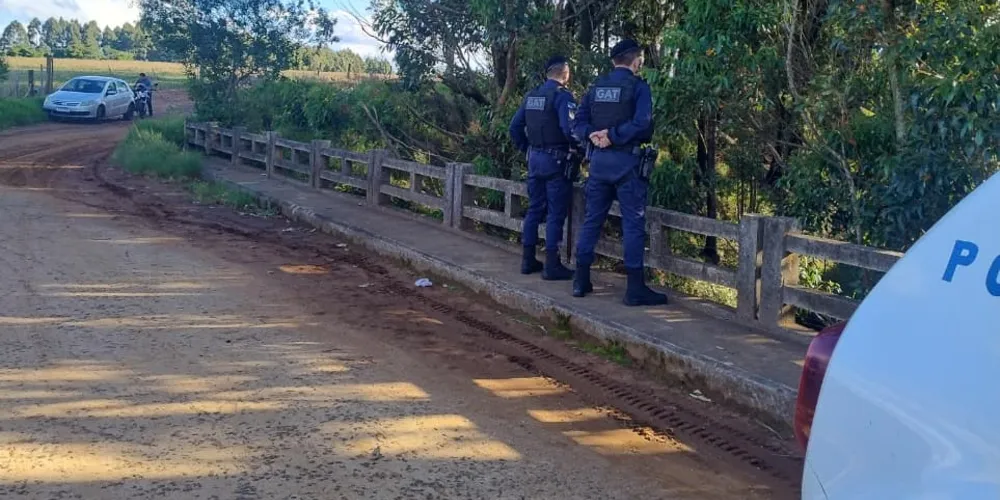 Equipes da GAT (Guarda Municipal) e da Polícia Militar estão no local