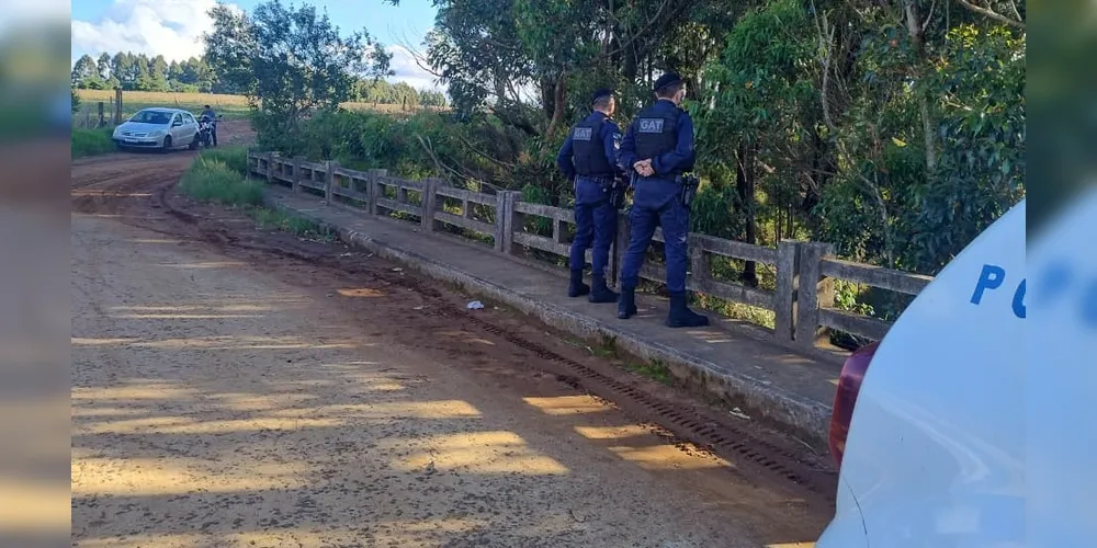 Equipes da GAT (Guarda Municipal) e da Polícia Militar estão no local