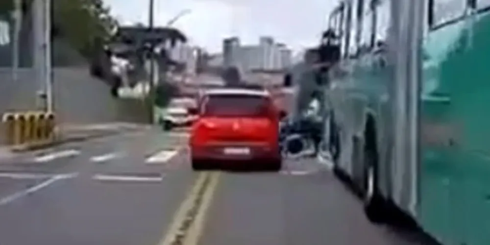 Criança e mãe tinham acabado de descer do ônibus