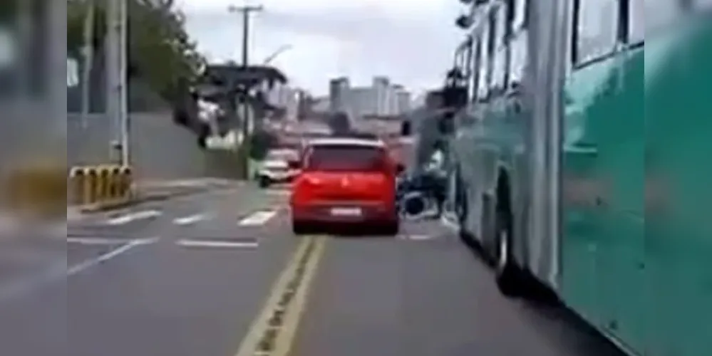 Criança e mãe tinham acabado de descer do ônibus