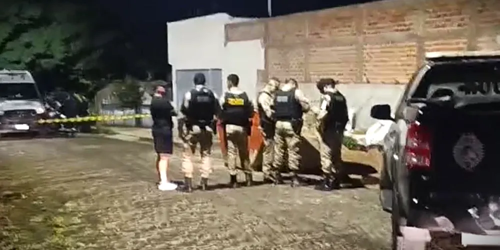 Autoridades de segurança isolaram a área e aguardam a chegada do BOPE