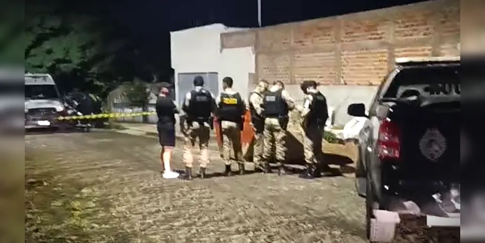 Autoridades de segurança isolaram a área e aguardam a chegada do BOPE