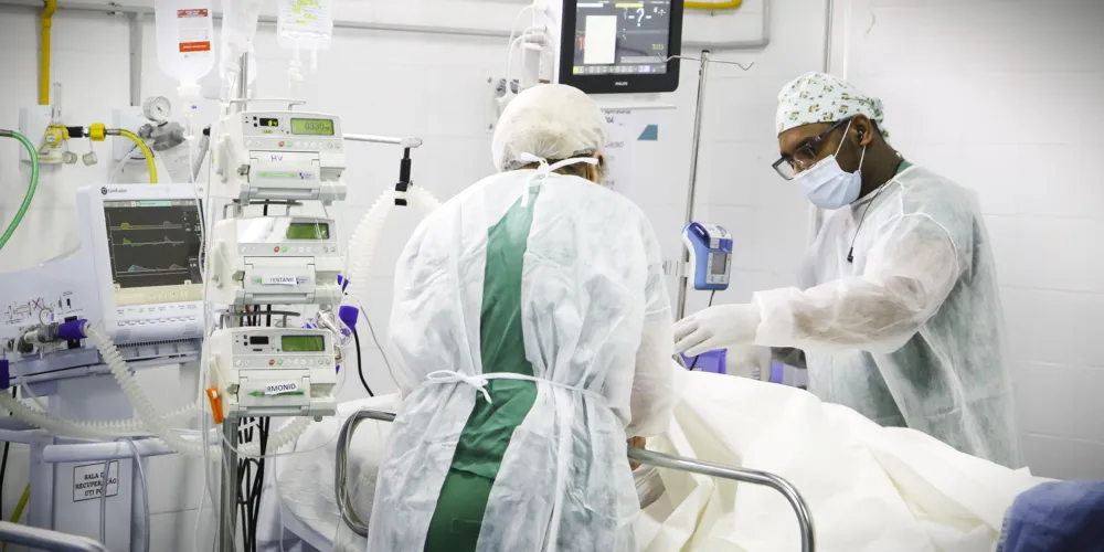 Menino está recebendo atendimento médico após o acidente