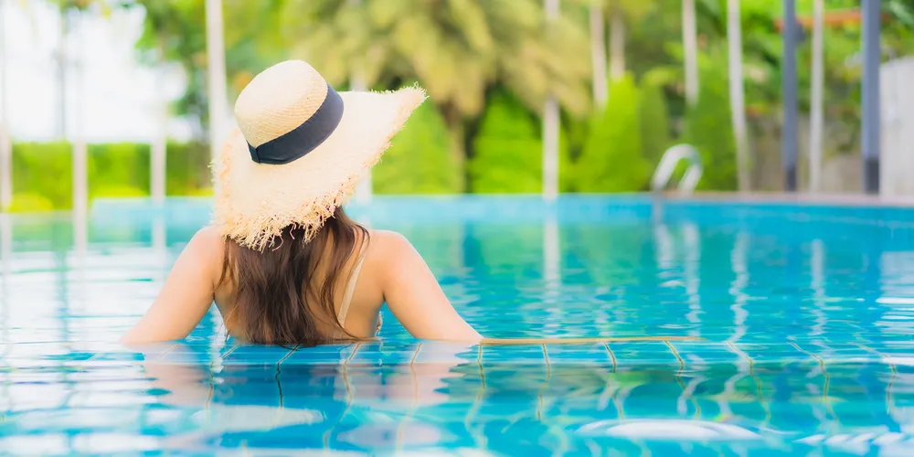 Antes de entrar na piscina, o uso do protetor solar é indispensável. O produto deve ser aplicado em quantidade adequada e reaplicado ao longo do dia, principalmente após sair da água