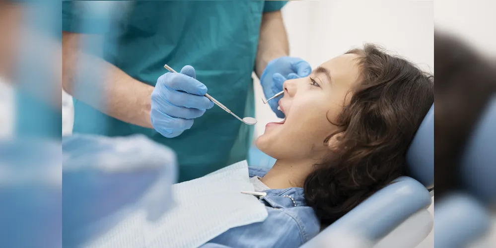 Dr. Rodolfo lembra que os cuidados bucais devem começar cedo, ainda na fase dos primeiros dentinhos