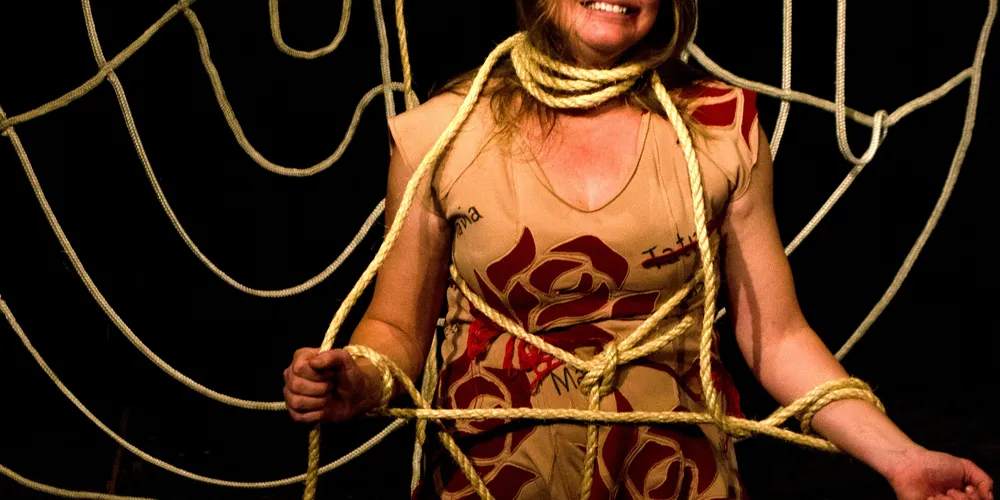 A peça é inspirada na história de diversas mulheres vítimas de violência