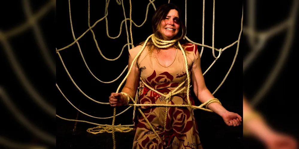 A peça é inspirada na história de diversas mulheres vítimas de violência