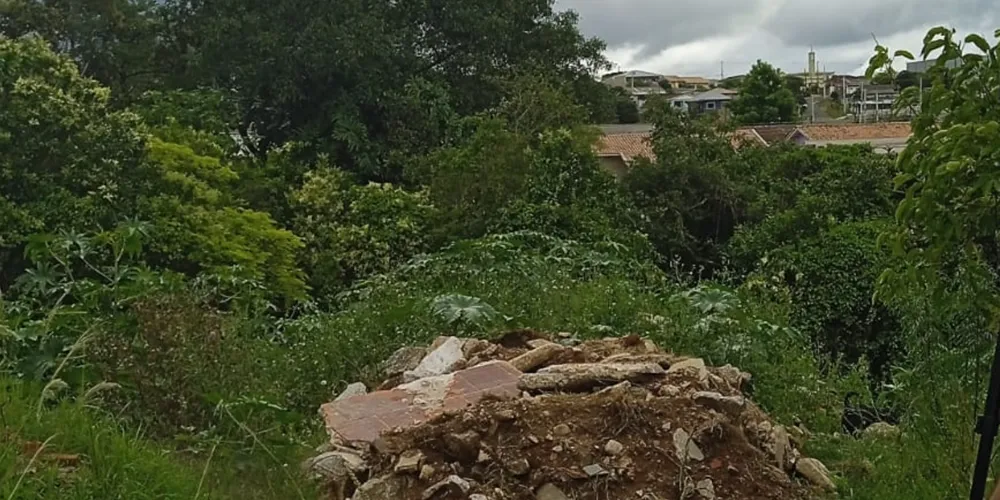 Corpo foi encontrado ao lado de um córrego, em área de mata