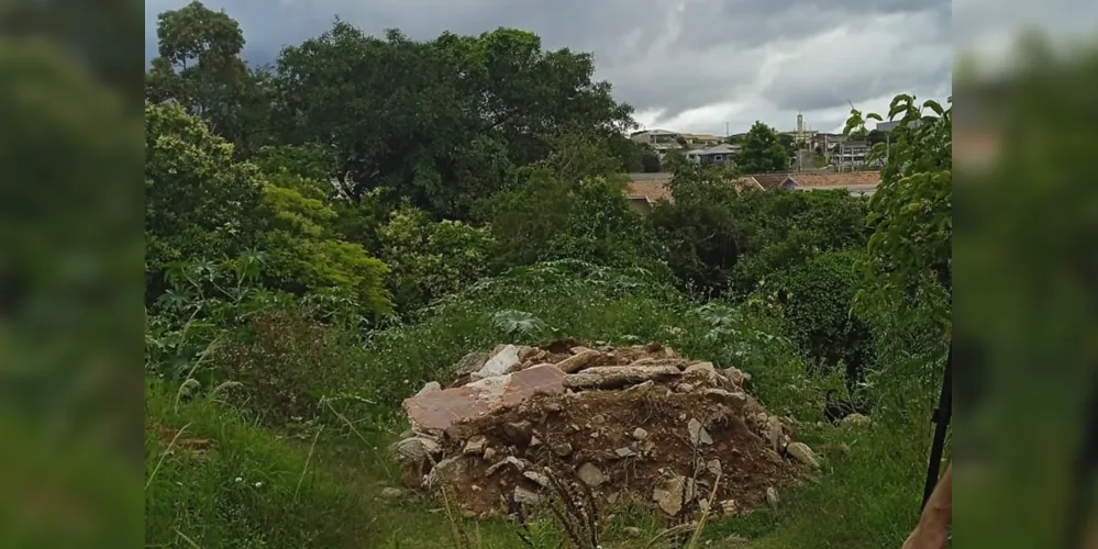 Corpo foi encontrado ao lado de um córrego, em área de mata