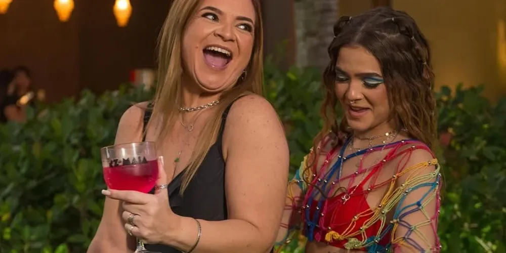 Débora Maia e Mel Maia se divertindo em festa