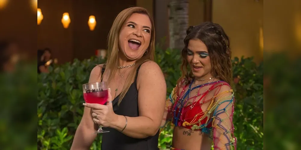 Débora Maia e Mel Maia se divertindo em festa