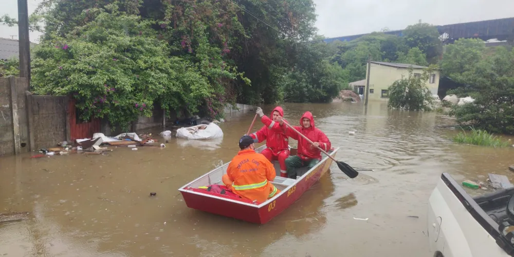 Defesa Civil e Corpo de Bombeiros atuam no atendimento a população afetada