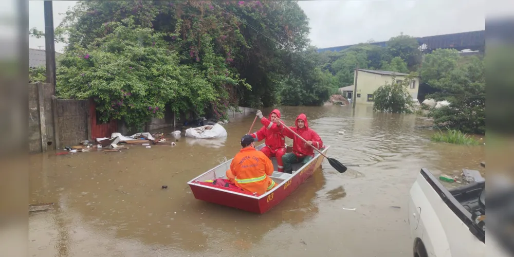 Defesa Civil e Corpo de Bombeiros atuam no atendimento a população afetada