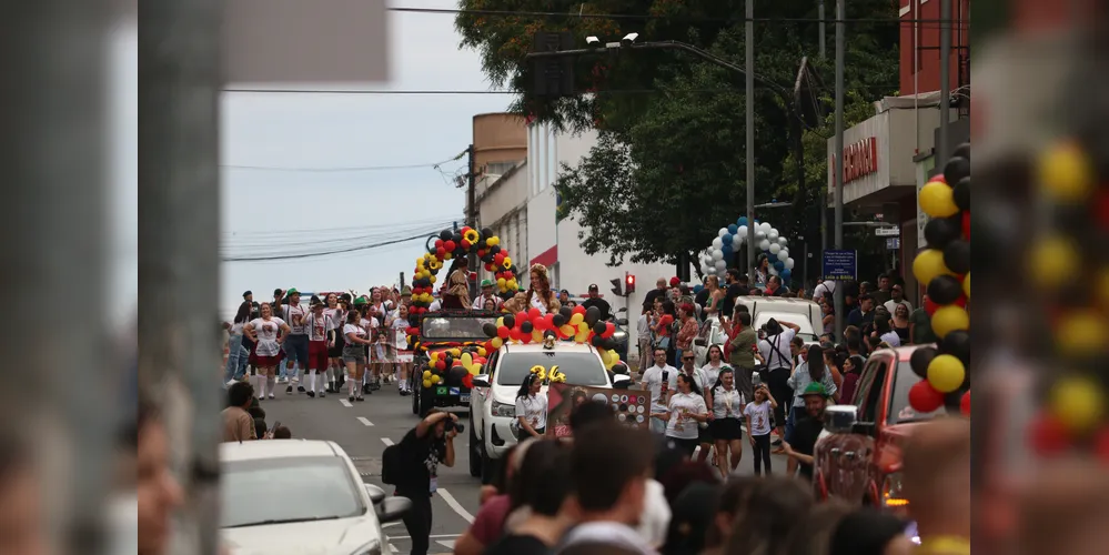 Desfile reuniu 32 blocos no Centro de Ponta Grossa