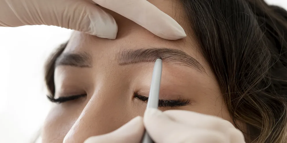 No lugar de pagar pelo design de sobrancelhas, as clientes podem doar alimentos, produtos de higiene ou brinquedos