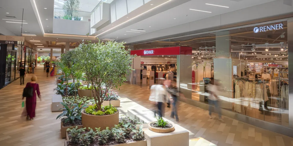 Plaza Campos Gerais tem um design contemporâneo, com corredores largos e amplo paisagismo
