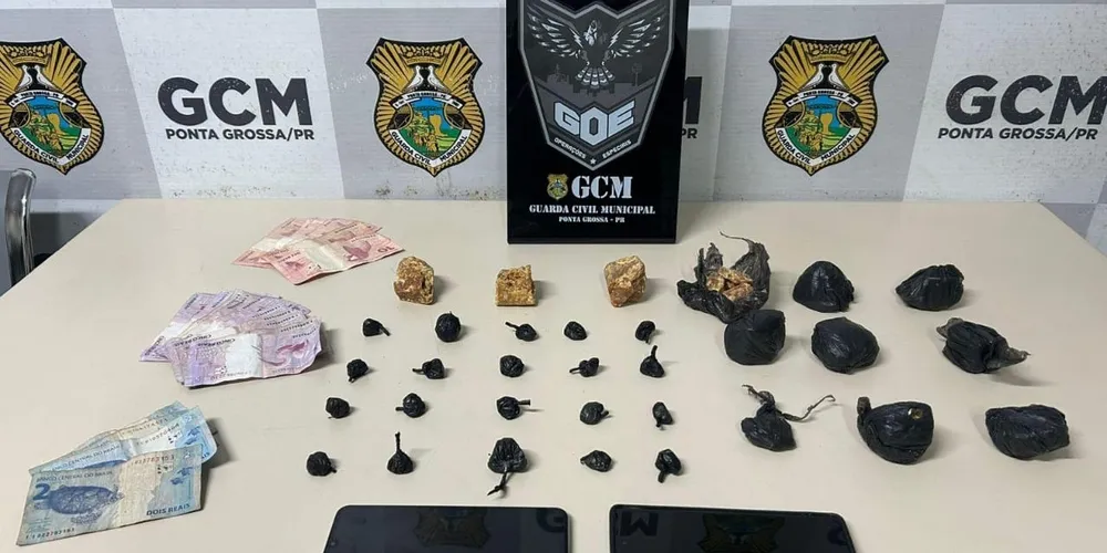 Foram apreendidos 200 gramas de crack, 30 gramas de cocaína e 200 gramas de maconha, além de dinheiro em espécie e  aparelhos celulares