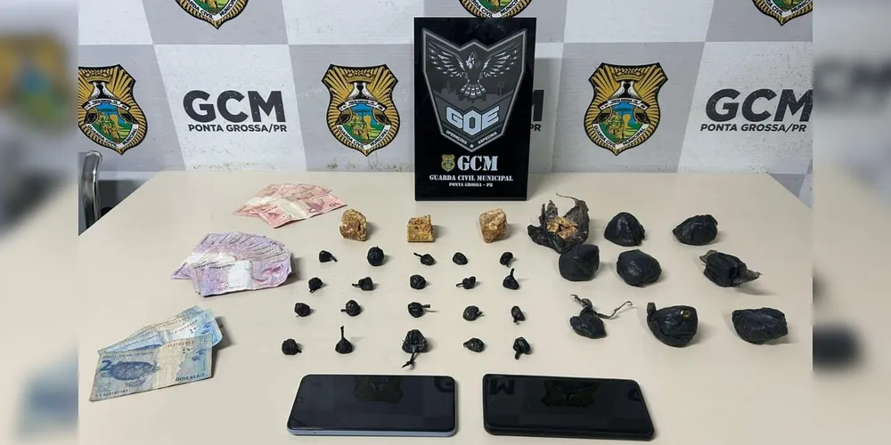 Foram apreendidos 200 gramas de crack, 30 gramas de cocaína e 200 gramas de maconha, além de dinheiro em espécie e  aparelhos celulares