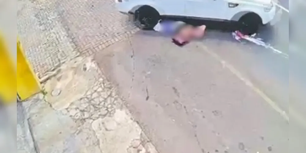 A mulher acabou ficando embaixo do veículo após o atropelamento