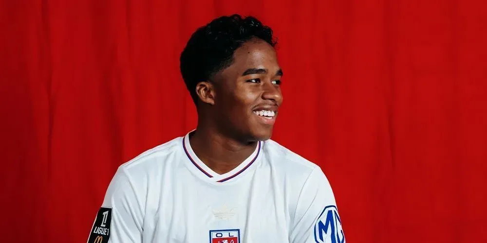 Endrick posa com a camisa do Lyon