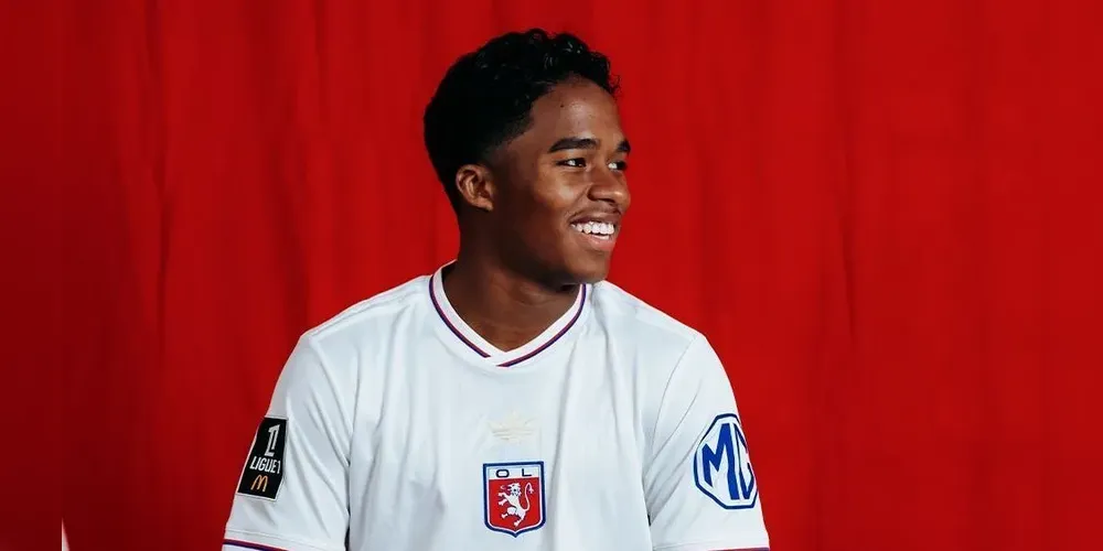 Endrick posa com a camisa do Lyon