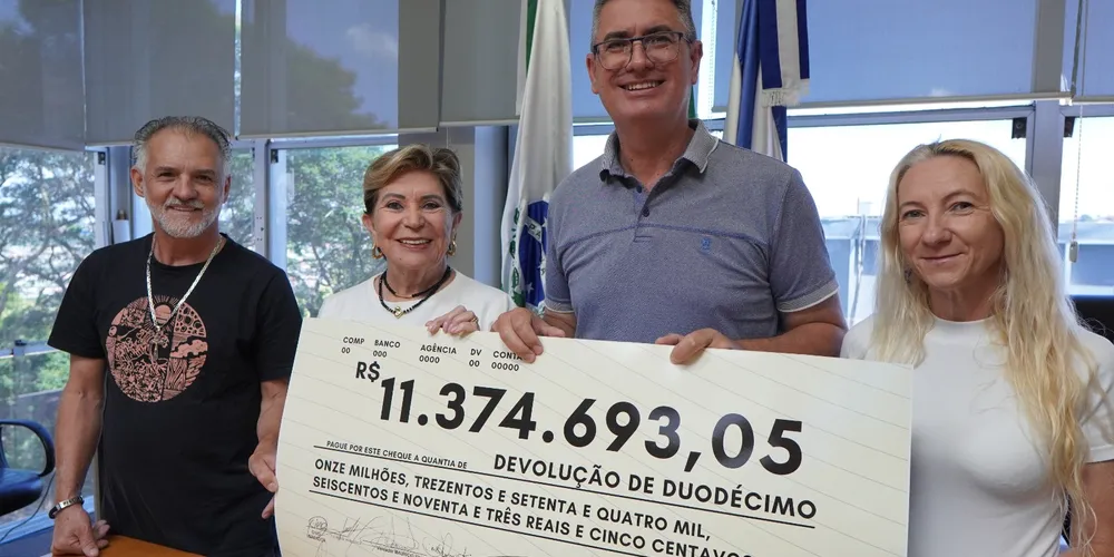 Autoridades posam para foto durante entrega do cheque simbólico