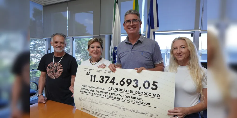 Autoridades posam para foto durante entrega do cheque simbólico