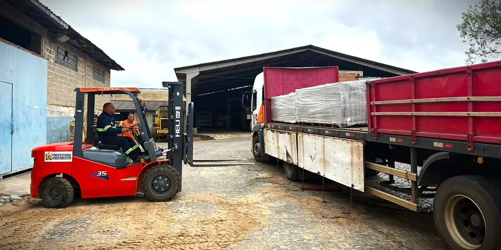 Telhas estão saindo da sede da Secretaria Municipal de Serviços Públicos