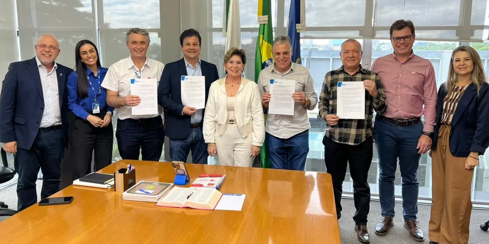 Entrega dos documentos aconteceu na Prefeitura de Ponta Grossa