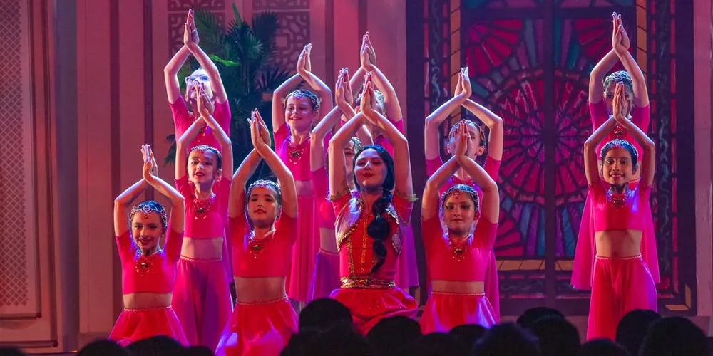 Cena do epetáculo Alladin: Um Mundo Ideal'