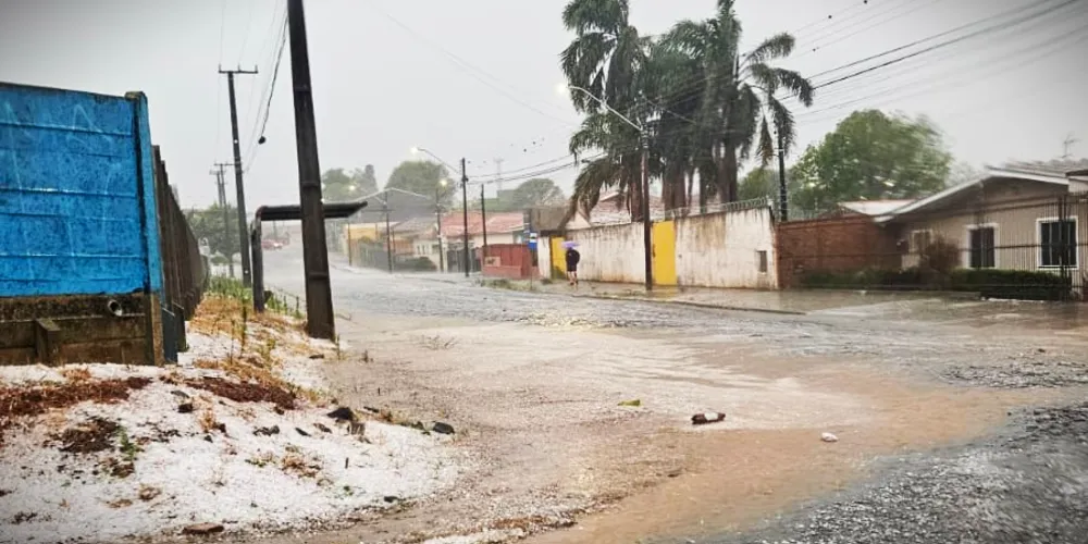 Ruas ficaram cobertas de granizo com a passagem do temporal