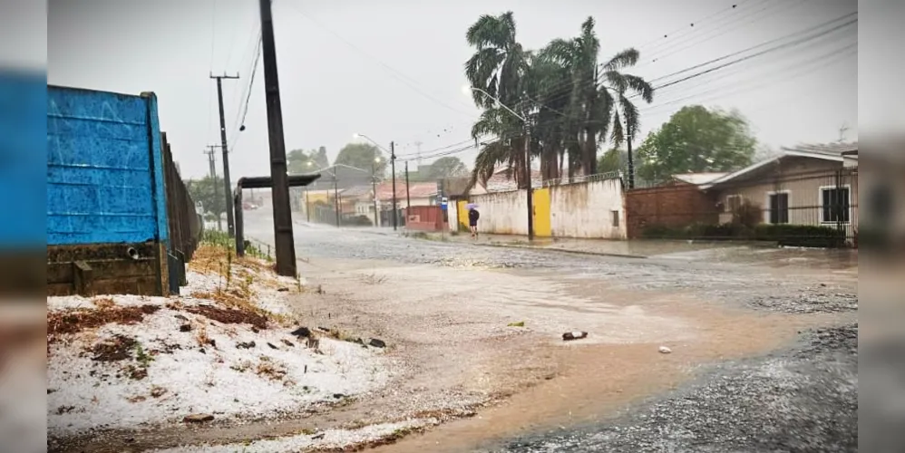 Ruas ficaram cobertas de granizo com a passagem do temporal