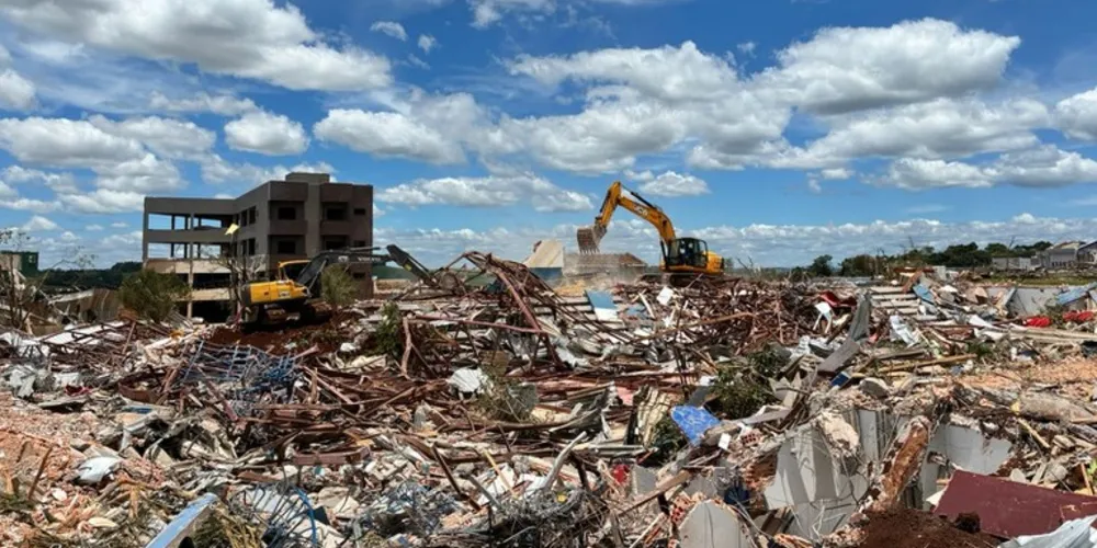 Tornado devastou centenas de instilações em Rio Bonito do Iguaçu e deixou 5 pessoas mortas no município