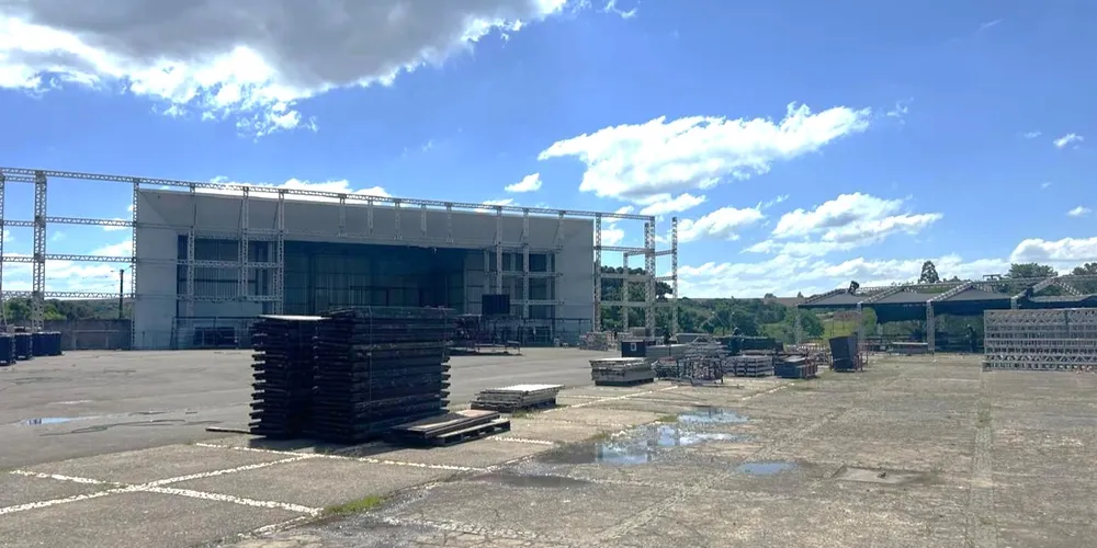 Palco da München sendo montado