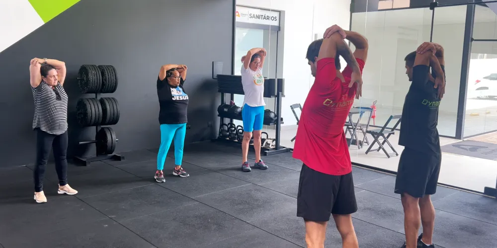 Mesmo fora da rotina, o movimento faz diferença. Alongamentos e exercícios de mobilidade ajudam a manter o bem-estar físico e mental durante as festas de fim de ano