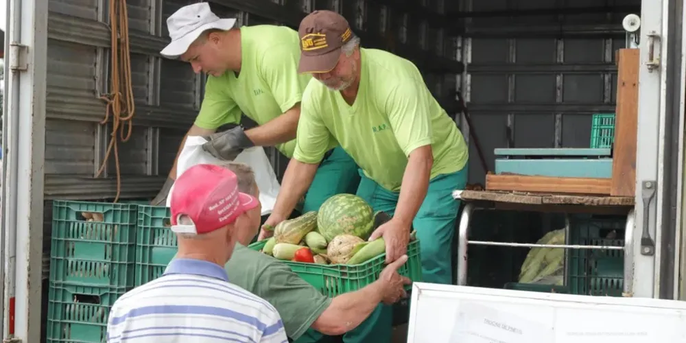 Três equipes vão percorrer os bairros para trocar recicláveis por frutas, verduras e legumes