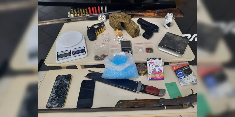 Foram apreendidas cocaína, maconha, crack, balanças de precisão e revólveres