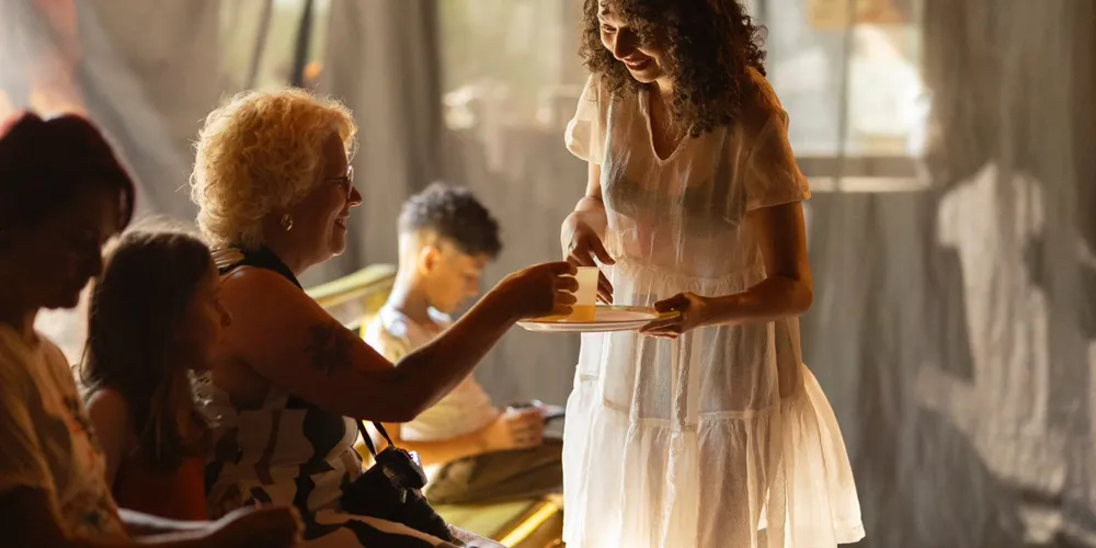 Com dramaturgia de Aline Navarro e Viviane Oliveira, a obra mergulha no universo feminino