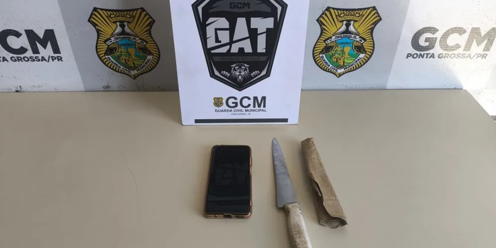 Arma e celular encontrados com suspeito foram apreendidos pela polícia