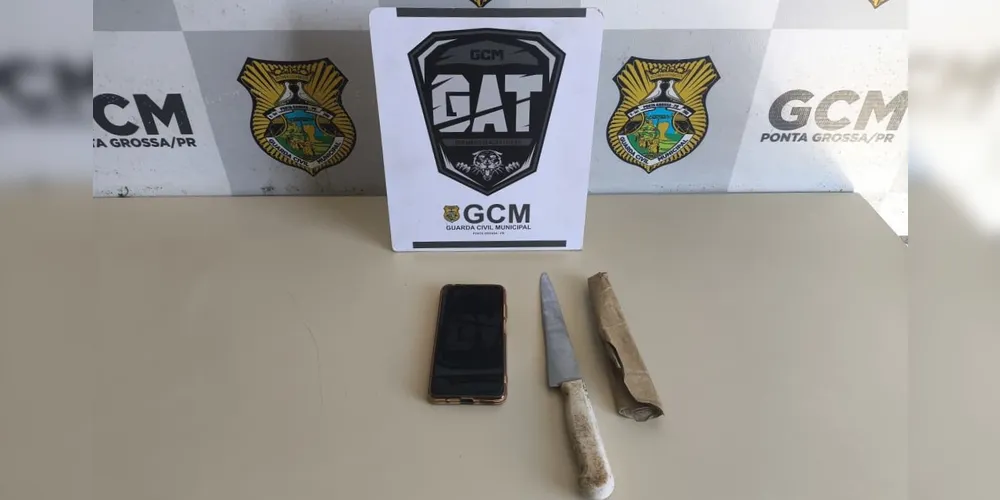 Arma e celular encontrados com suspeito foram apreendidos pela polícia