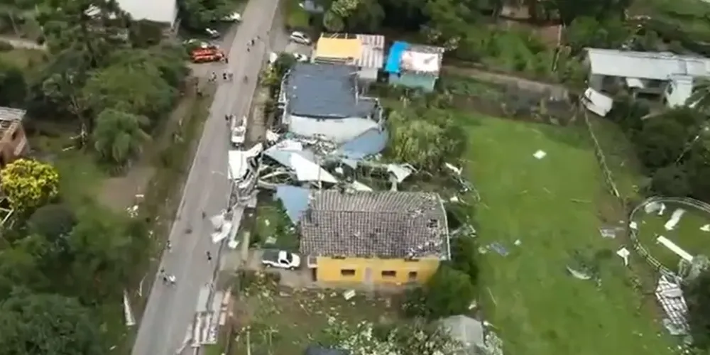 A tempestade que atingiu o município de Farroupilha, na tarde desta terça-feira (23), no Rio Grande do Sul, foi classificada como um tornado pelo Centro de Monitoramento da Defesa Civil estadual