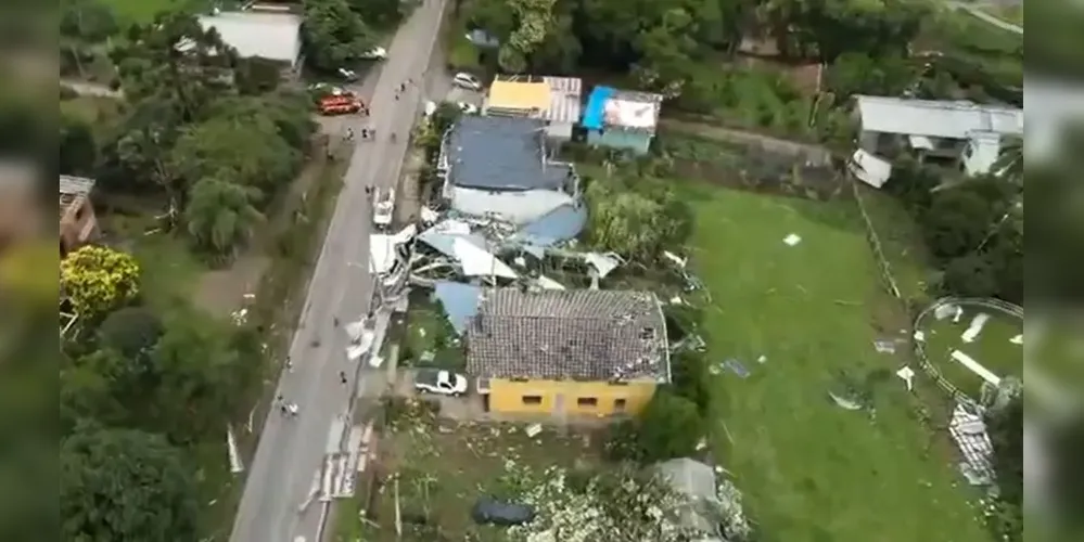 A tempestade que atingiu o município de Farroupilha, na tarde desta terça-feira (23), no Rio Grande do Sul, foi classificada como um tornado pelo Centro de Monitoramento da Defesa Civil estadual