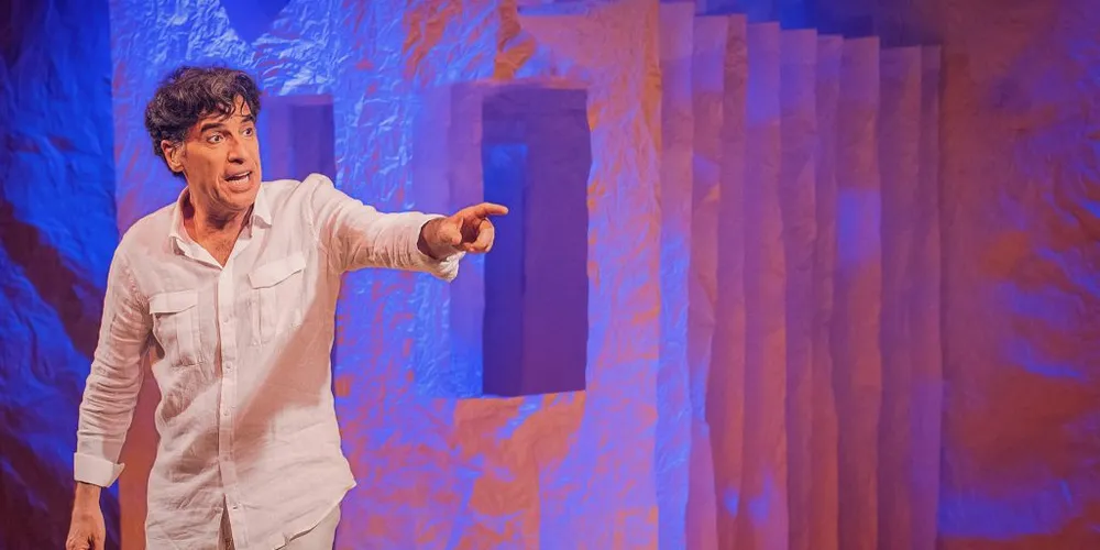 A peça Autobiografia Autorizada, de Juliana Betti e Rafael Ponzi, encerra a programação, em 13 de novembro