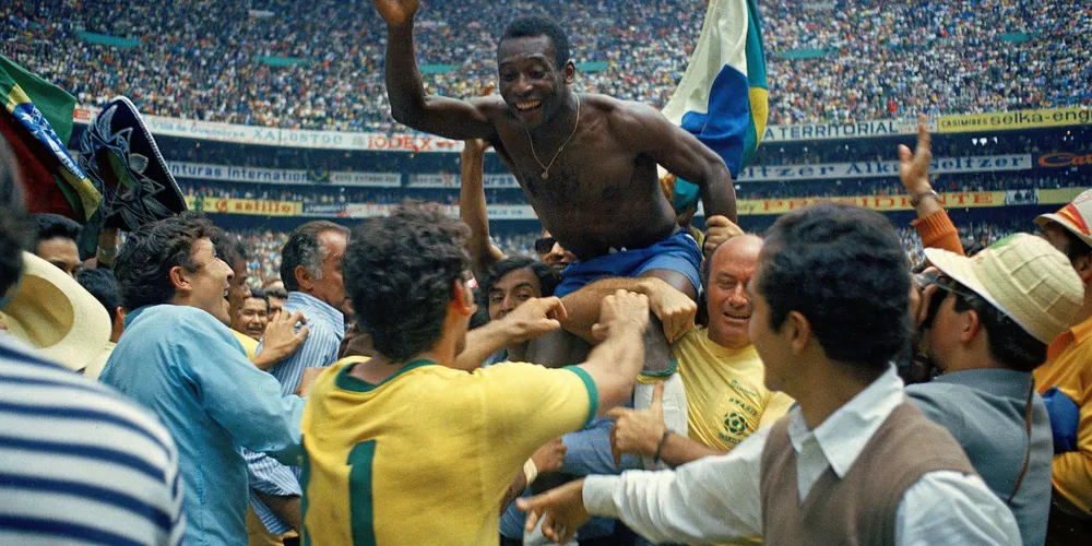 Pelé comemora o título da Copa do Mundo de 1970