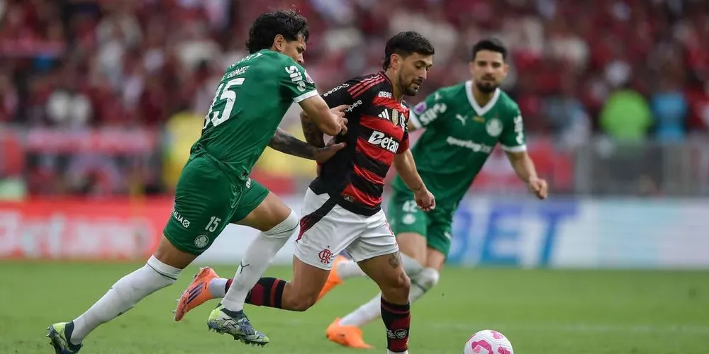 Gómez e Arrascaeta em disputa de bola