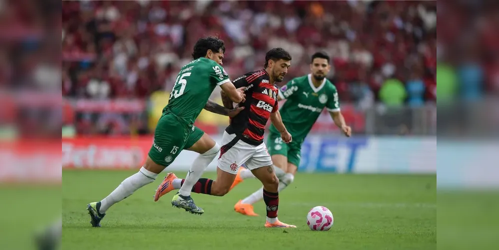 Gómez e Arrascaeta em disputa de bola